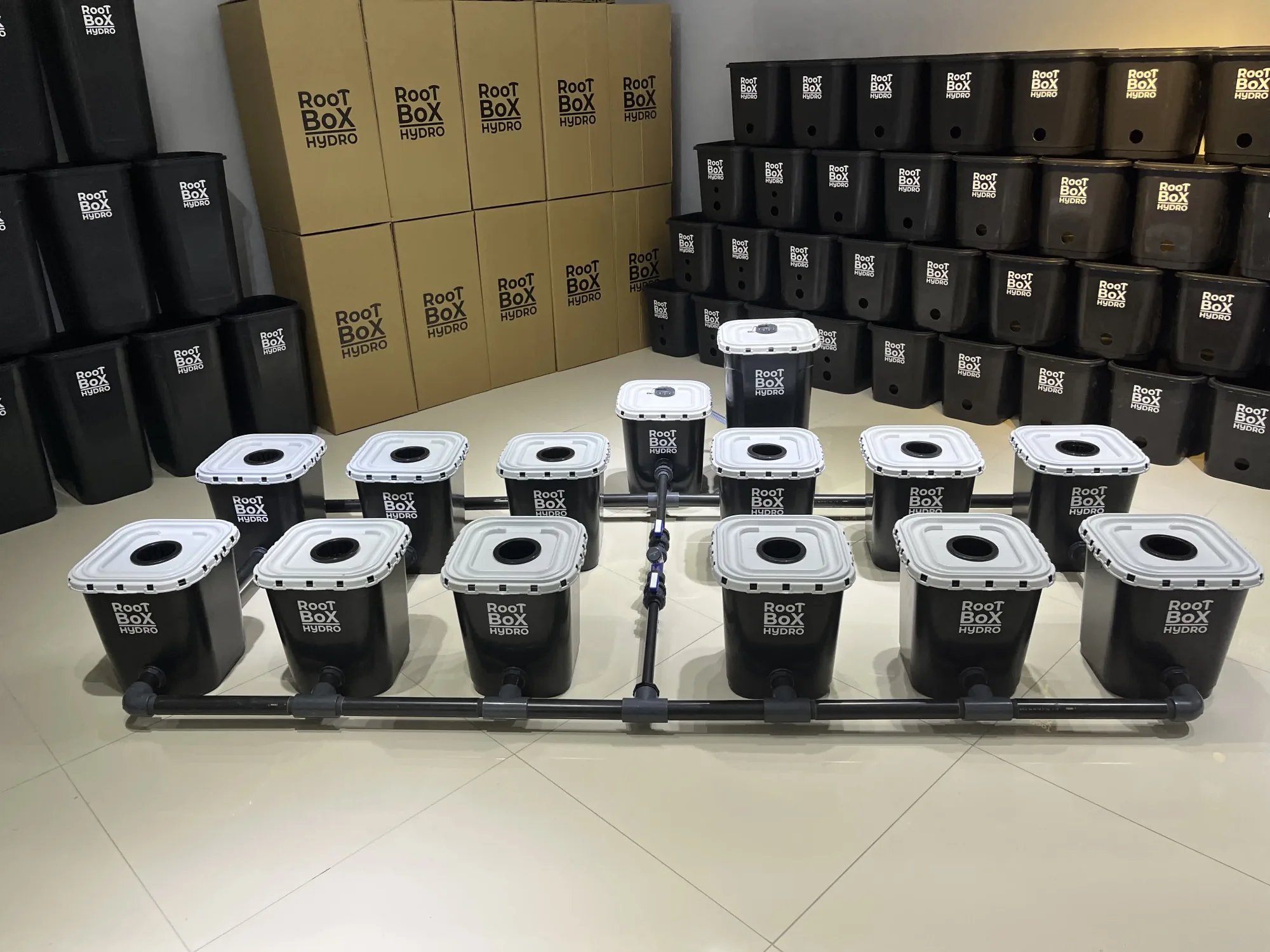 Ursprüngliches RootBox Hydro RDWC-12-System mit zwölf Pflanzbehältern und einem Reservoir.